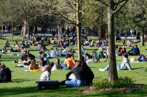 Κορωνοϊός στη Γαλλία: Φοιτητές στην πόλη Μπορντό κάνουν πικ νικ