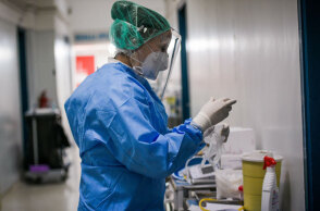 Υγειονομικός σε ΜΕΘ νοσοκομείου με προστατευτική στολή για τον κορωνοϊό