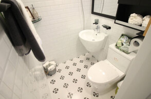 Μπάνιο (ΦΩΤΟ ΑΡΧΕΙΟΥ) - Δεν χρησιμοποιούμε κοινές πετσέτες, οδοντόπαστες κ.λπ όταν στο σπίτι υπάρχει άτομο με θετικό self test στον κορωνοϊό