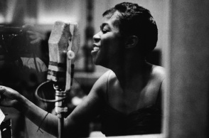 Η Sarah Vaughan στο στούντιο ηχογράφησης Fine Recording Studios, Νέα Υόρκη, 6 Ιουλίου 1954