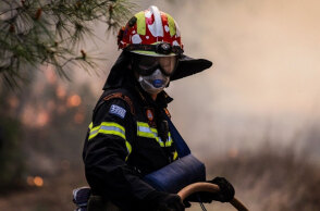 Πυροσβέστης επιχειρεί σε φωτιά (ΦΩΤΟ ΑΡΧΕΙΟΥ) - Εκκενώθηκαν οικισμοί στην Άνδρο