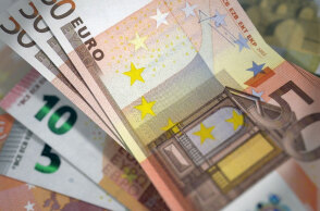 Χαρτονομίσματα ευρώ (ΦΩΤΟ ΑΡΧΕΙΟΥ) Μέχρι τις 12 Απριλίου η καταβολή για το επίδομα των 534 ευρώ