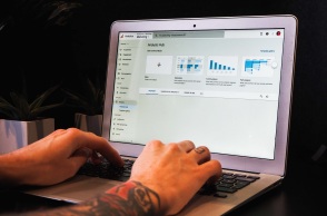 Άνθρωπος σε υπολογιστή που διαβάζει Google Analytics