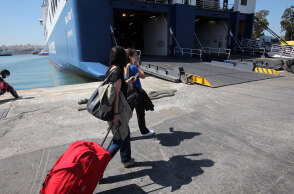 Ταξιδιώτες ετοιμάζονται να μπουν σε πλοίο