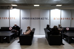 Στιγμιότυπο από την αναμονή για τον εμβολιασμό στο κέντρο «Προμηθέας»