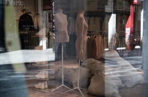 Βιτρίνα καταστήματος στην οδό Ερμού στην Αθήνα