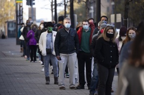 Πολίτες με μάσκα