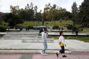 Πολίτες με μάσκα στην πλατεία Ελευθερίας