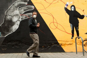 Γκράφιτι για τον κορωνοϊό στην Ισπανία - Η ευρωπαϊκή χώρα συμπληρώνει την πρώτη 10άδα των κρατών με τους περισσότερους νεκρούς από Covid-19