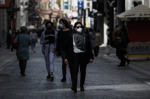 Στιγμιότυπο από την οδό Ερμού την Τρίτη 6 Απριλίου 2021, δεύτερη ημέρα επαναλειτουργίας των καταστημάτων του λιανεμπορίου