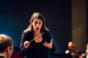 Η Άννα- Μαρία Γκούνη είναι η πρώτη γυναίκα μαέστρος και μουσική διευθύντρια της Συμφωνικής Ορχήστρας του Κονρό