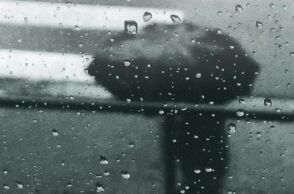 Άνθρωπος στη βροχή