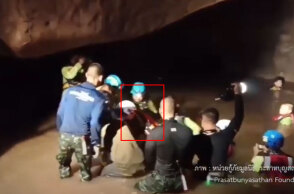 Δύτες έχουν μόλις φέρει στην επιφάνεια έναν Βουδιστή μοναχό, ο οποίος παγιδεύτηκε σε πλημμυρισμένο σπήλαιο για 4 ημέρες