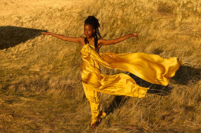 Η ποιήτρια Amanda Gorman ποζάρει για τη Vogue