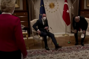 #SofaGate: Δεν υπήρχε διαθέσιμη καρέκλα για την Ούρσουλα Φον ντερ Λάιεν στη συνάντηση με τον Ερντογάν στο Προεδρικό Μέγαρο, με αποτέλεσμα η πρόεδρος της Κομισιόν να μείνει όρθια