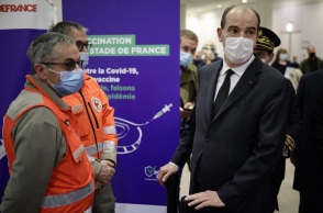 Στιγμιότυπο από την επίσκεψη του Γάλλου πρωθυπουργού, Ζαν Καστέξ, σε εμβολιαστικό κέντρο 