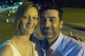 Η 36χρονη Έλενα, μητέρα δύο παιδιών, που έπαθε ανακοπή ενώ οδηγούσε και πέθανε στη Λαμία - Στη φωτογραφία με τον σύζυγό της, Γιώργο