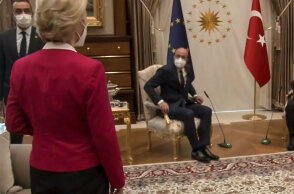 Η Ούρσουλα Φον ντερ Λάιεν έμεινε χωρίς καρέκλα στο Προεδρικό Μέγαρο στην Άγκυρα