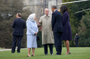 Ο πρίγκιπας Φίλιππος, με τη βασίλισσα Ελισάβετ, στο Κάστρο του Ουίντσορ, συνομιλούν με τον Μπαράκ και τη Μισέλ Ομπάμα
