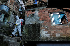 Βραζιλία - Κορωνοϊός: Απολύμανση για Covid-19 σε φαβέλα στο Ρίο ντε Τζανέιρο