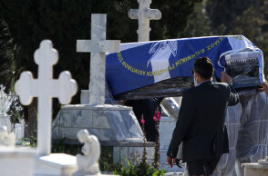 Βασίλης Σεβαστής - Κηδεία: Με σημαία του ΣΕΓΑΣ σκεπάστηκε το φέρετρο