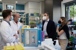 Self test από φαρμακείο της Καλλιθέας προμηθεύτηκε ο Κυριάκος Μητσοτάκης μαζί με την κόρη του, τη Δάφνη 