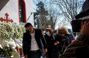 Στιγμιότυπο από την κηδεία του δημοσιογράφου, Γιώργου Καραϊβάζ