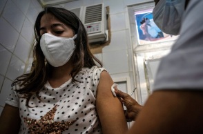 Γυναίκα εμβολιάζεται στην Κούβα