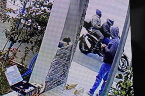 Βίντεο - ντοκουμέντο με τους δράστες της δολοφονίας του Γιώργου Καραϊβάζ