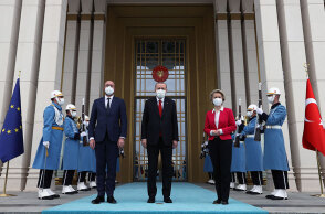 Σαρλ Μισέλ, Ρετζέπ Ταγίπ Ερντογάν και Ούρσουλα Φον ντερ Λάιεν έξω από το Προεδρικό Μέγαρο