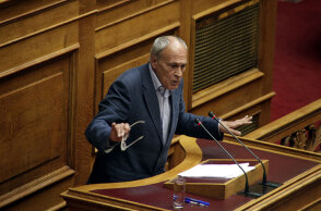 Ο Γιάννης Δημαράς στη Βουλή, όταν είχε εκλεγεί με τους Ανεξάρτητους Έλληνες - Ανακοίνωσε την πολιτική συνεργασία του με τον Γιώργο Τράγκα