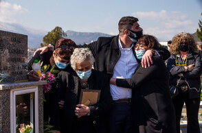 Γιώργος Καραϊβάζ - Κηδεία στη Δράμα: Συντετριμμένη η μάνα του δημοσιογράφου για τον χαμό του παιδιού της