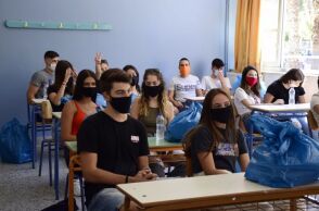 Μαθητές λυκείου με μάσκα στην τάξη