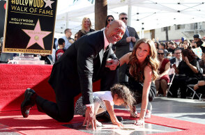 O Dwayne Johnson (The Rock) αποκτά το δικό του αστέρι στη Λεωφόρο Δόξας του Χόλιγουντ