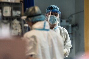 Κορωνοϊός: Ιατρικό προσωπικό στο νοσοκομείο «Ευαγγελισμός»