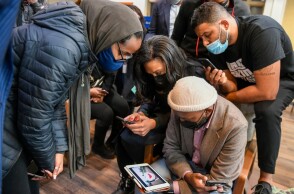 Η οικογένεια του Ντόντε Ράιτ, του 20χρονου μαύρου που σκοτώθηκε από πυρά γυναίκας αστυνομικού στη Μινεάπολη