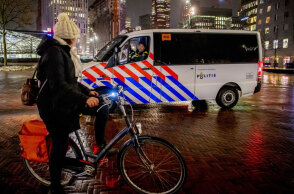 Ολλανδία - Κορωνοϊός: Αστυνομικός ενημερώνει ποδηλάτη για την απαγόρευση κυκλοφορίας