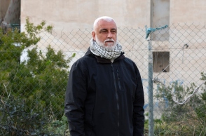 Ο ζωγράφος και δημιουργός της τοιχογραφίας «Το Φιλί», Ηλίας Παπαηλιάκης