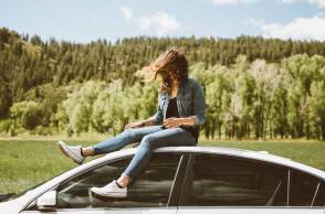 Κοπέλα πάνω στο αμάξι