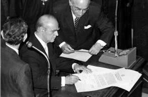 ο Κωνσταντίνος Καραμανλής από την ορκωμοσία του νέου Προέδρου της Δημοκρατίας κ. Κ. Τσάτσου το 1975