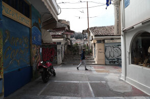 Αττική - Κορωνοϊός: Νεαρός με μάσκα στο κέντρο της Αθήνας