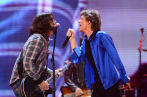 Dave Grohl και Mick Jagger σε συναυλία των Rolling Stones