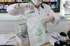Διανομή self test σε φαρμακείο της Αθήνας