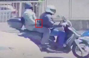 Δολοφονία Καραϊβάζ: Οι δύο δράστες διαφεύγουν με το μηχανάκι - Ο συνοδηγός κρατά το όπλο του εγκλήματος 