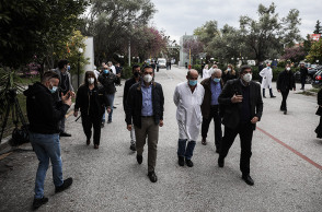  ΕΠΙΣΚΕΨΗ ΤΟΥ ΠΡΟΕΔΡΟΥ ΤΟΥ ΣΥΡΙΖΑ ΑΛ. ΤΣΙΠΡΑ ΣΤΟ ΣΙΣΜΑΝΟΓΛΕΙΟ ΝΟΣΟΚΟΜΕΙΟ 