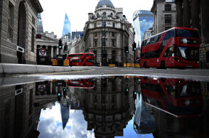 Λονδίνο - Brexit: Κόκκινα λεωφορεία περνούν μπροστά από την Τράπεζα της Αγγλίας