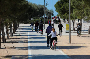 Αττική - Κορωνοϊός: Βόλτα με ποδήλατα στο παραλιακό μέτωπο της Αθήνας