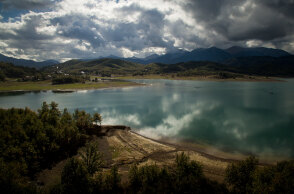 Η Λίμνη Πλαστήρα (ΦΩΤΟ ΑΡΧΕΙΟΥ) - Προβληματισμένοι οι ξενοδόχοι για το αν μπορούν να ανοίξουν σε περίπτωση που επιτραπούν -με απόφαση της τελευταίας στιγμής- οι μετακινήσεις από νομό σε νομό το Πάσχα