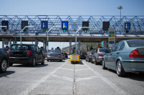 Αυξημένη κίνηση στα διόδια (ΦΩΤΟ ΑΡΧΕΙΟΥ) - Δισταγμοί των ειδικών για το αν θα επιτραπεί τελικά το «Πάσχα στο χωριό»