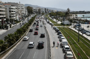 Αυτοκίνητα στην Παραλιακή - Τροπολογία στη Βουλή φέρνει και φέτος τέλη κυκλοφορίας με τον μήνα